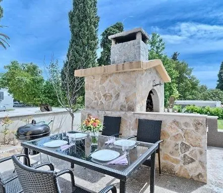 In Kastel Luksic With Balcony, Air Conditioning, W-lan, Washing Machine 5107-4 Apartment Kastela