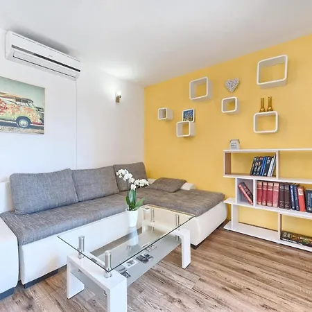 Apartment In Kastel Luksic With Balcony, Air Conditioning, W-lan, Washing Machine 5107-4 *